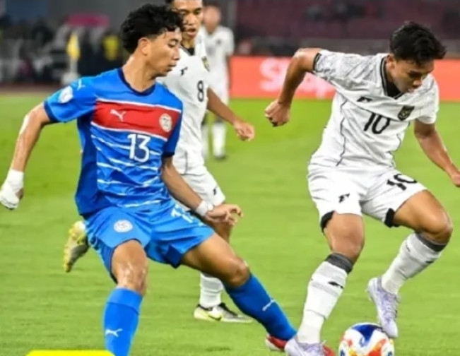 Pemain Timnas Indonesia U-23 coba melewati hadangan pemain Filipina di ajang Piala AFF U-23 2025.  [Instagram]
